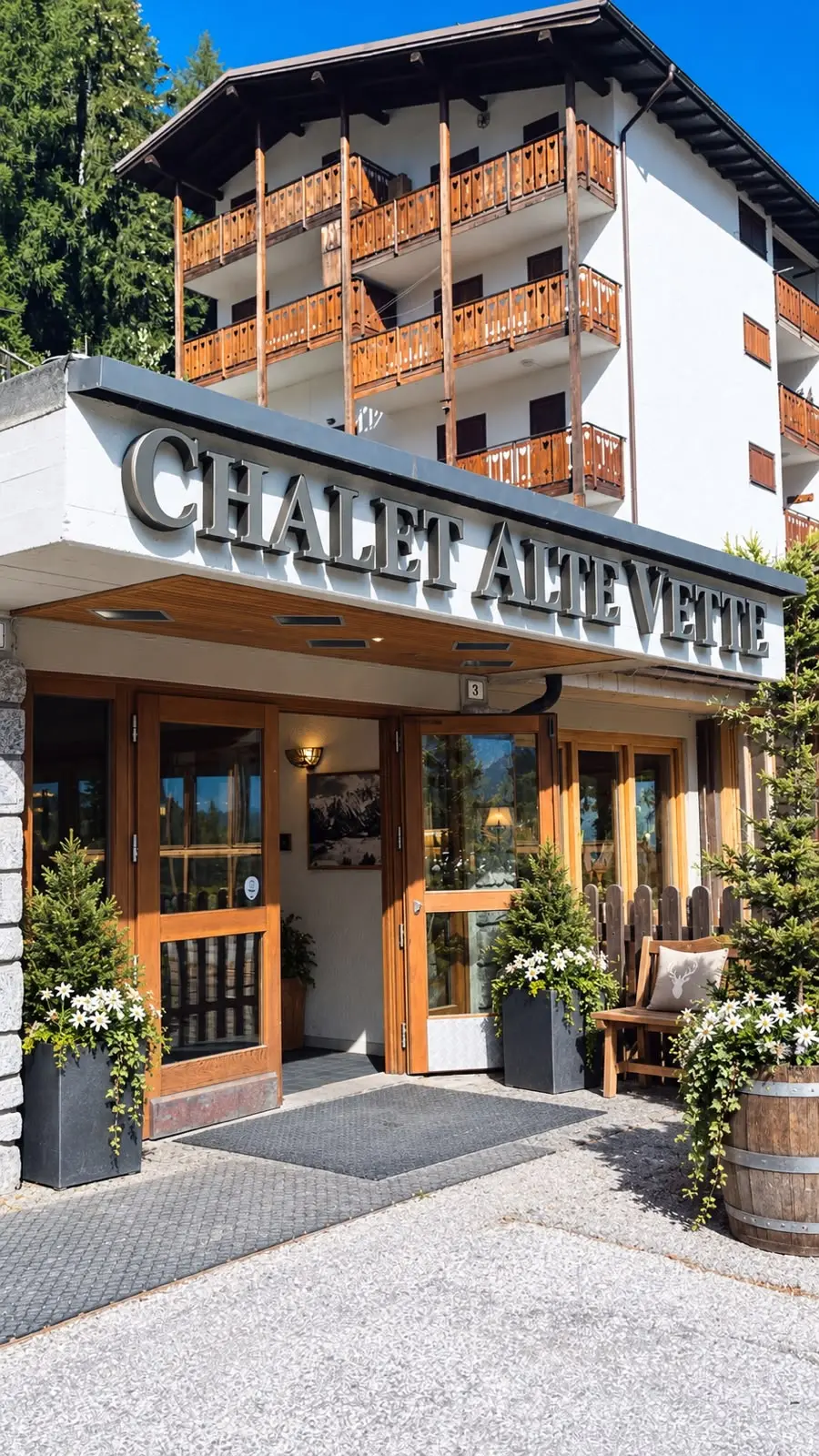 L’ingresso di Chalet Alte Vette, con l’insegna e i balconi in legno